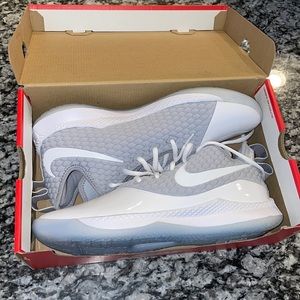 NIKE Revolution 5 4E Running Shoes